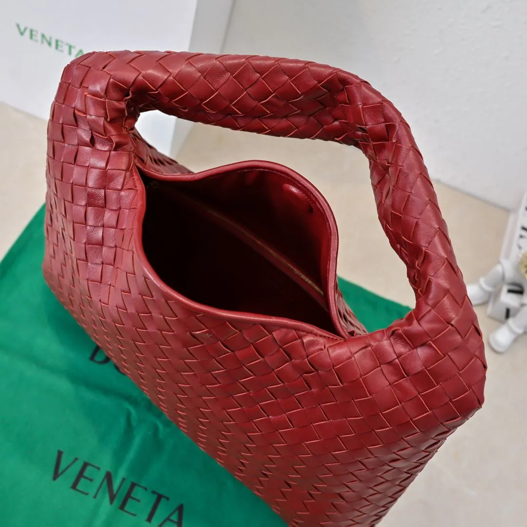 Batch 1960 #Bv new medium-sized HOP bag, the bag body and handles are made of a whole piece of woven leather. The bag body is soft and lazy. Hop symbolizes the praise of innovation and eternal craftsmanship [love]. The pyramid silhouette combines practicality and fashion. It is modern and casual, and the bag mouth is double-sided closed design, more convenient and safe! The cowhide texture also makes the bag more wear-resistant and durable. A must-have for fashionable ladies who like minimalism yet comfortable and casual! Size: 46x21x10cm Model: 6262